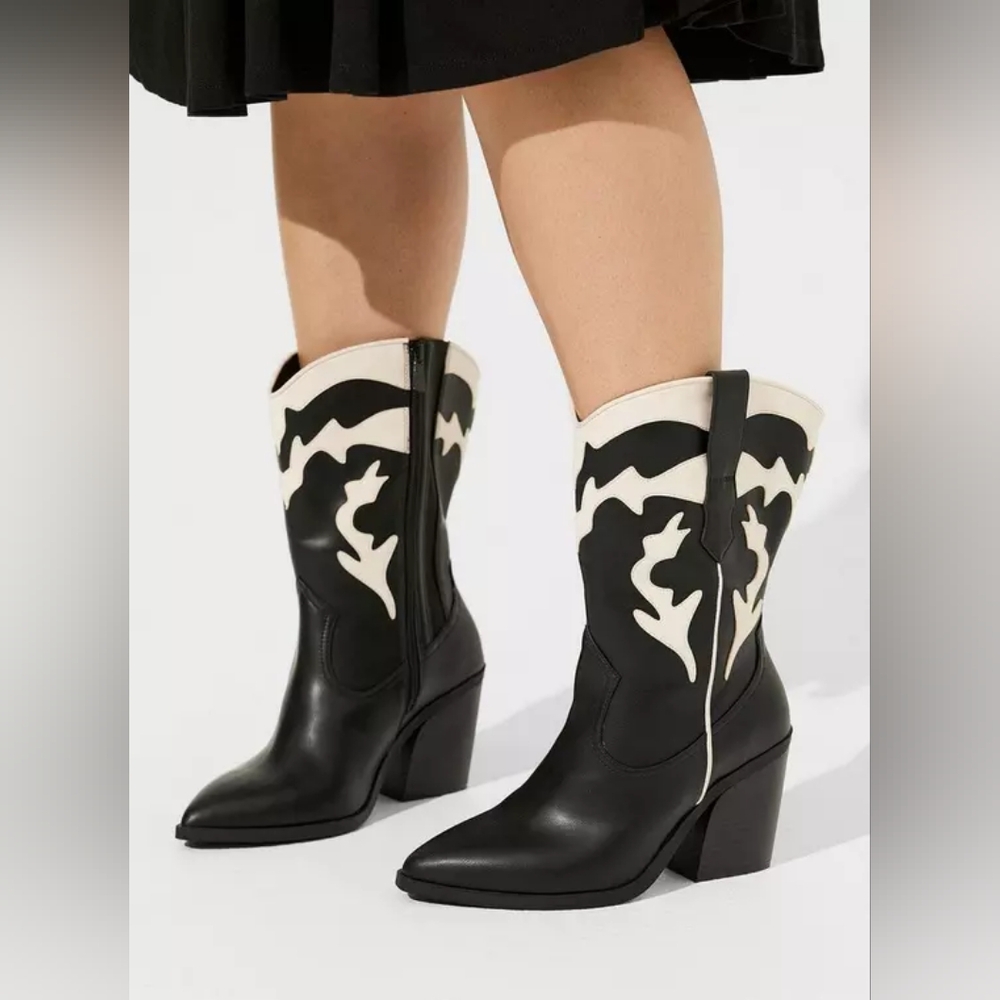 Black and white wide calf torrid cowboy boots Size 6 WW or 7